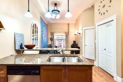 Luxe Condo W/ Private Garden Downtown Victoria