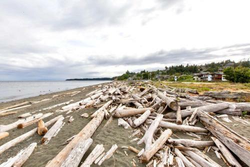 Beach Front Oasis 15 Mins From Downtown Victoria