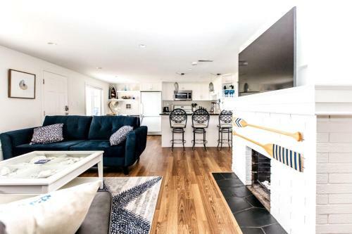 Beach Front Oasis 15 Mins From Downtown Victoria