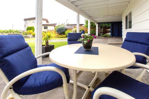 Beach Front Oasis 15 Mins From Downtown Victoria