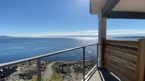 10 Mile Point Port Side Oceanfront Suite