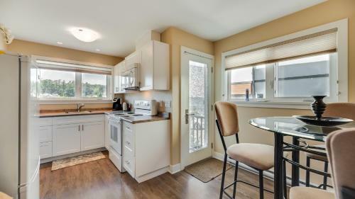 10 Mile Point Port Side Oceanfront Suite