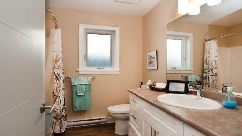 10 Mile Point Port Side Oceanfront Suite