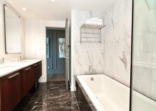 Luxe Downtown Condo With Stunning Views !!