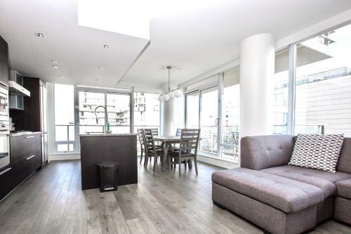Luxe Downtown Condo With Stunning Views !!