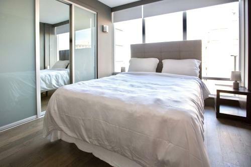 Luxe Downtown Condo With Stunning Views !!