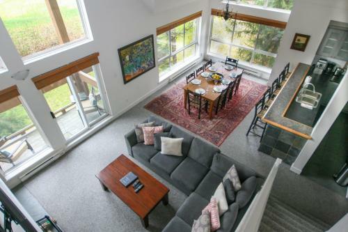 Gorgeous Chalet With Fairway Views By Harmony Whistler