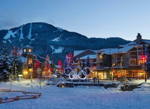 Modern Village Condo With Spectacular Mountain Views
