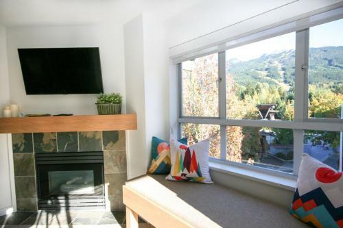 Modern Village Condo With Spectacular Mountain Views