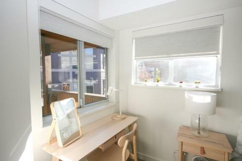 Modern Village Condo With Spectacular Mountain Views