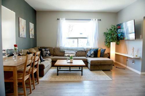 Cozy Home Broadway Great Location With Parking