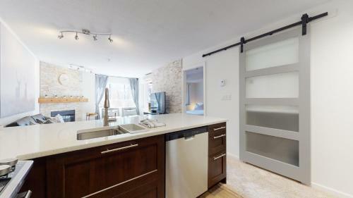 Beautiful Marketplace Condo With Mountain Views
