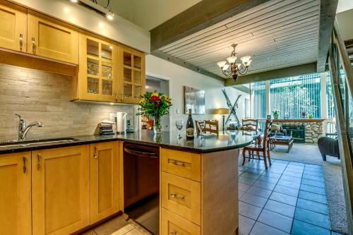 Greystone Lodge 404 Ski-in Out