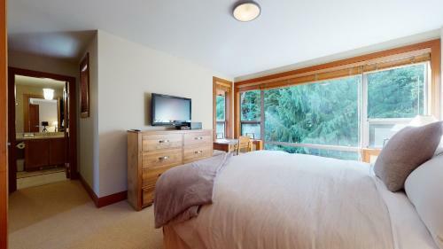Spacious Chalet With Private Hot Tub By Harmony Whistler