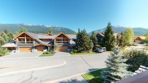 Spacious Chalet With Private Hot Tub By Harmony Whistler