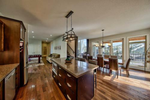 Peaks Retreat + Suite By Bear Country