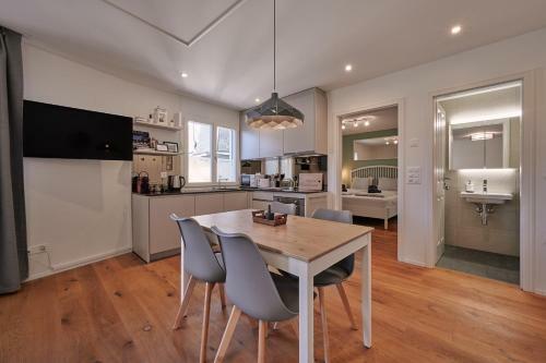 City Center Apartment With Mountain View