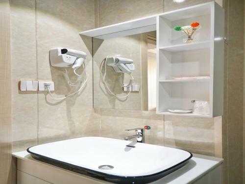 Shell Shanghai Baoshan Districtsongbin Road Subway Station Hotel