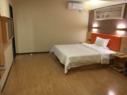 Hotel 7days Premium Chengdu East Railway Station Cade Square