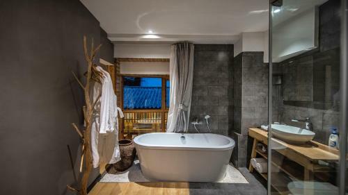 Lijiang Muqian Hotel