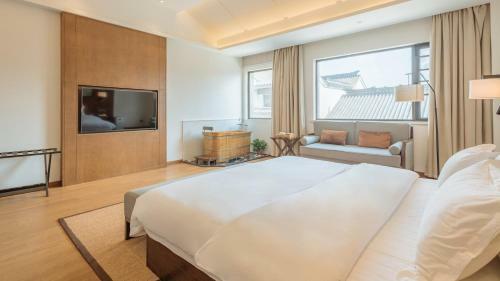 Floral Hotel Yungui Confucius Temple