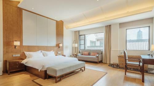 Floral Hotel Yungui Confucius Temple