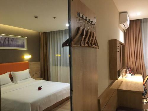 Hotel 7days Premium Yizhou Train Staiton Branch