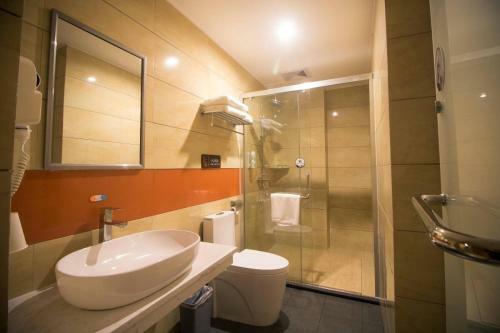 Hotel 7days Premium Yizhou Train Staiton Branch