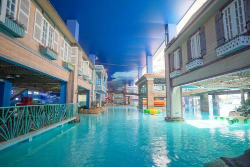 Hotel Big White Whale Ocean Exploration World