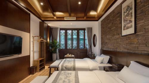 Floral Hotel Fengxue Yeguiren
