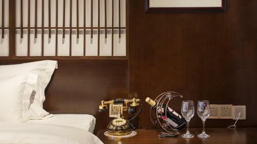 Floral Hotel Fengxue Yeguiren
