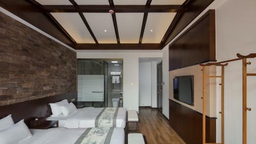 Floral Hotel Fengxue Yeguiren