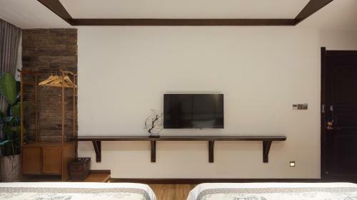 Floral Hotel Fengxue Yeguiren