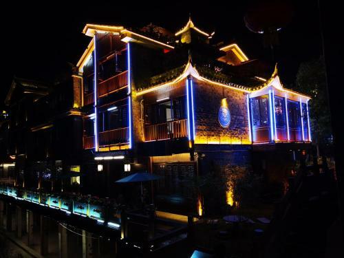 Floral Hotel Fengxue Yeguiren