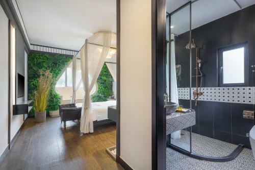 Wuzhen Shiguang Liusheng Gongyi Hotel