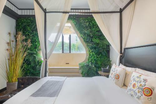 Wuzhen Shiguang Liusheng Gongyi Hotel