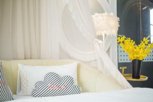 Wuzhen Shiguang Liusheng Gongyi Hotel