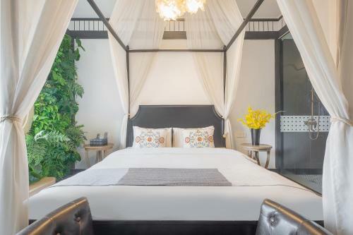 Wuzhen Shiguang Liusheng Gongyi Hotel