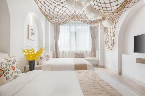 Wuzhen Shiguang Liusheng Gongyi Hotel