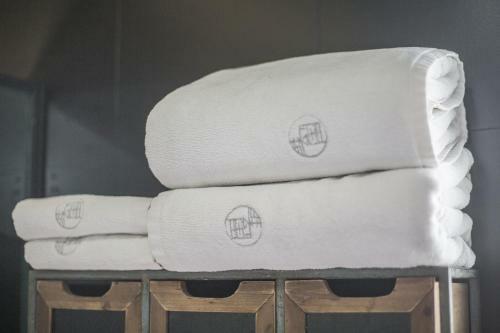 Wuzhen Shiguang Liusheng Gongyi Hotel
