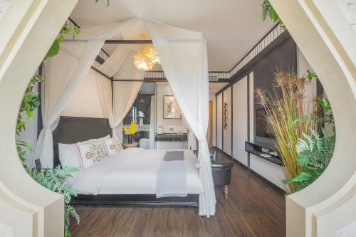 Wuzhen Shiguang Liusheng Gongyi Hotel
