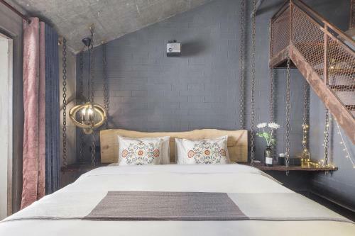 Wuzhen Shiguang Liusheng Gongyi Hotel