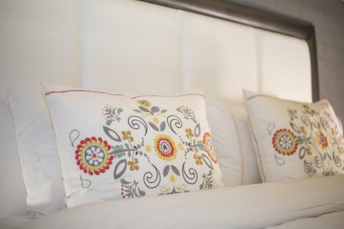 Wuzhen Shiguang Liusheng Gongyi Hotel