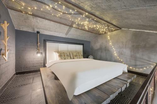 Wuzhen Shiguang Liusheng Gongyi Hotel