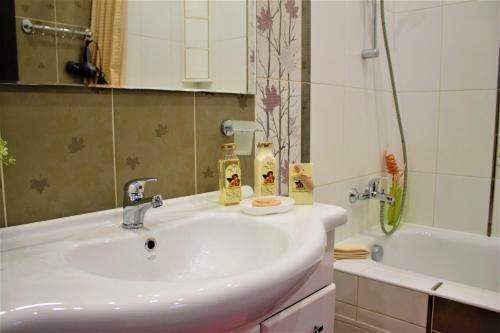 Villa 4 Bedroom Cottage At Sbornaya Str.