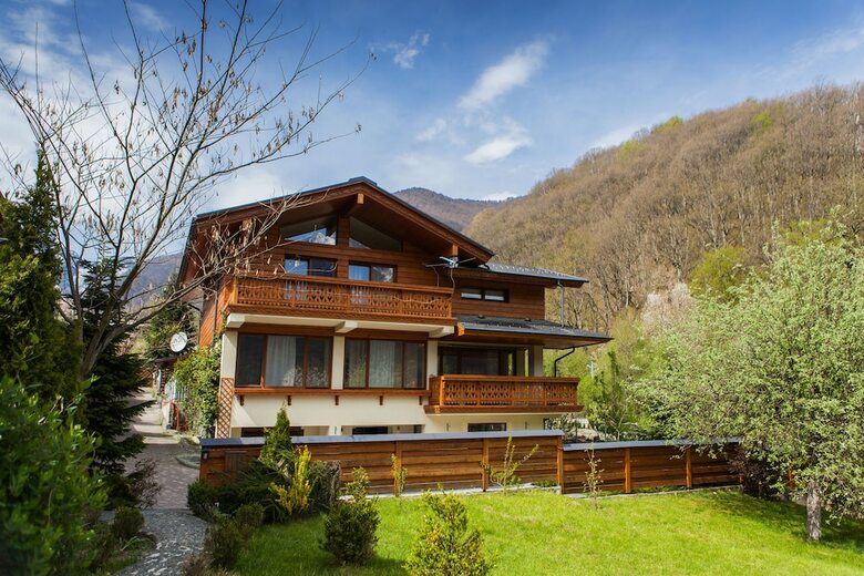 Hostal Park Chalet Residence