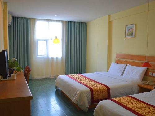 Shell Xinyu City Railway Station Plaza Hotel