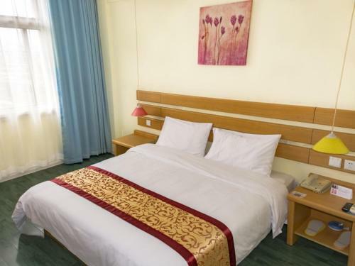 Shell Xinyu City Railway Station Plaza Hotel