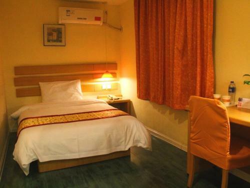 Shell Xinyu City Railway Station Plaza Hotel