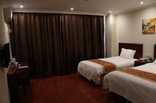 Shell Xinyu City Railway Station Plaza Hotel